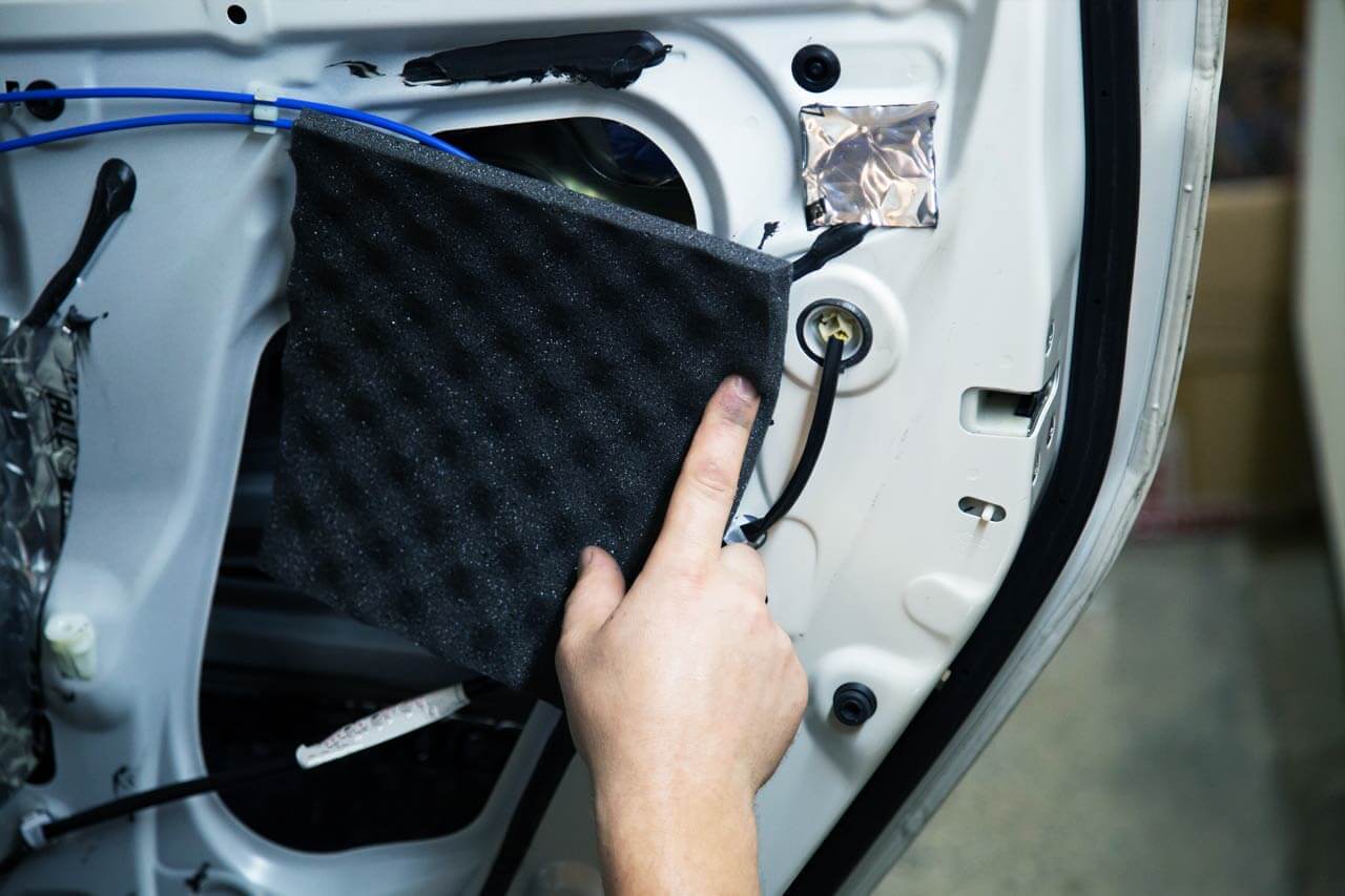 Akustikdämmung Fahrzeugtür im Elektrofahrzeugbau